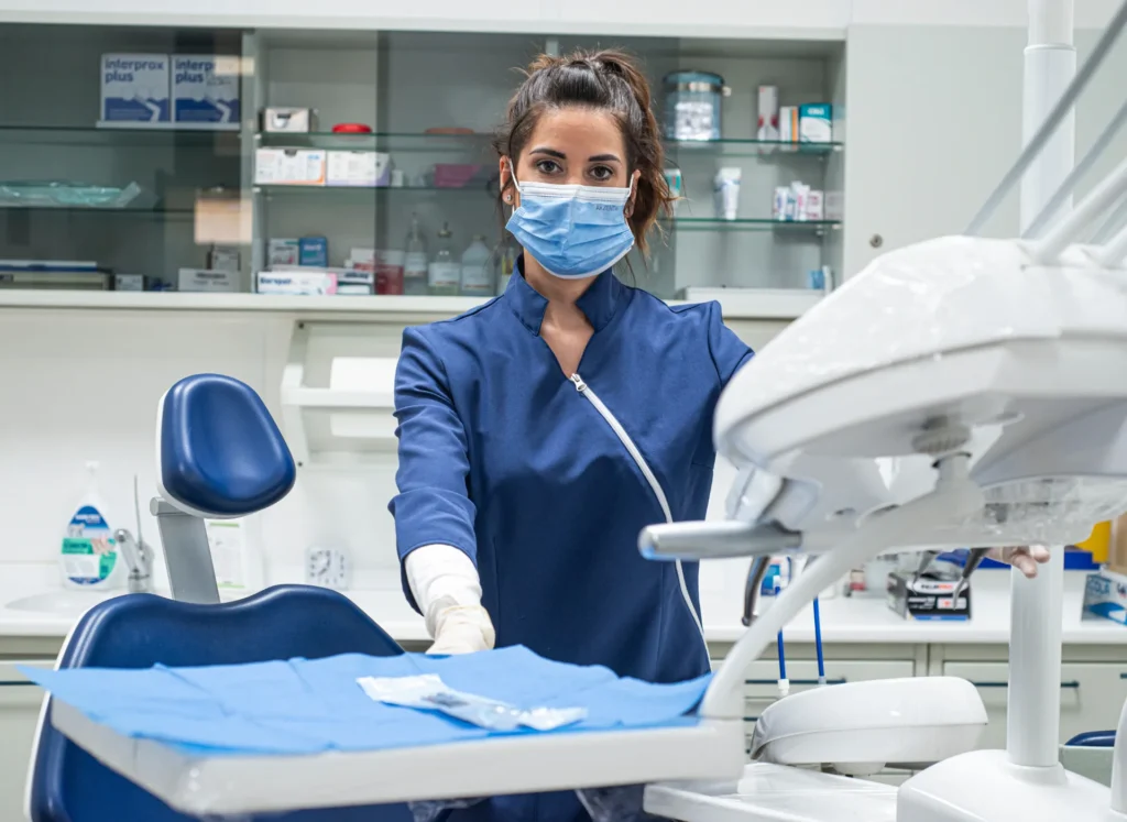 Come si applicano le faccette in ceramica
